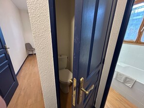 Badewanne, Haartrockner, Seife, Toilettenpapier