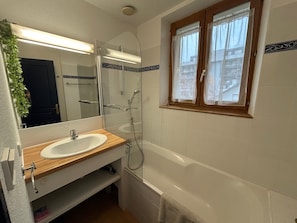 Badkar, hårtork, tvål och toalettpapper
