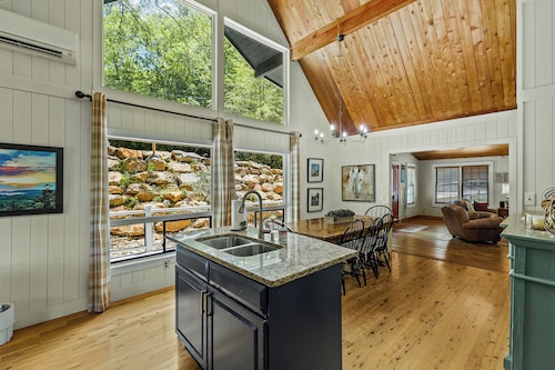 Bearfoot Retreat, Streamside Home, Pet-Friendly & only 8 minutes from Cashiers