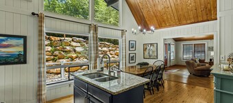Bearfoot Retreat, Streamside Home, Pet-Friendly & only 8 minutes from Cashiers