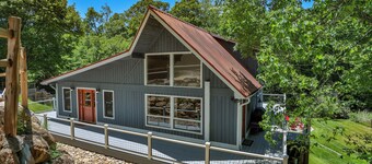 Bearfoot Retreat, Streamside Home, Pet-Friendly & only 8 minutes from Cashiers