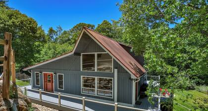 Bearfoot Retreat, Streamside Home, lemmikkiystävällinen ja vain 8 minuutin päässä kassista