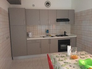 Réfrigérateur, four, plaque de cuisson, cafetière/bouilloire
