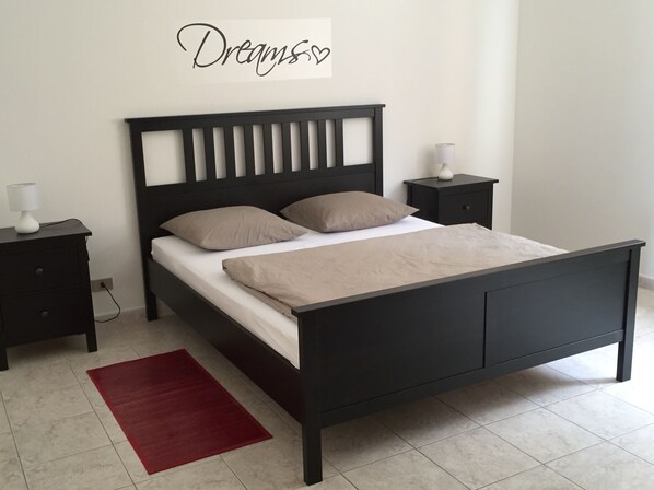 2 quartos, ferros/tábuas de passar roupa, berço de viagem