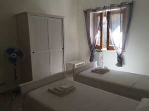 2 habitaciones, tabla de planchar con plancha y cuna de viaje 