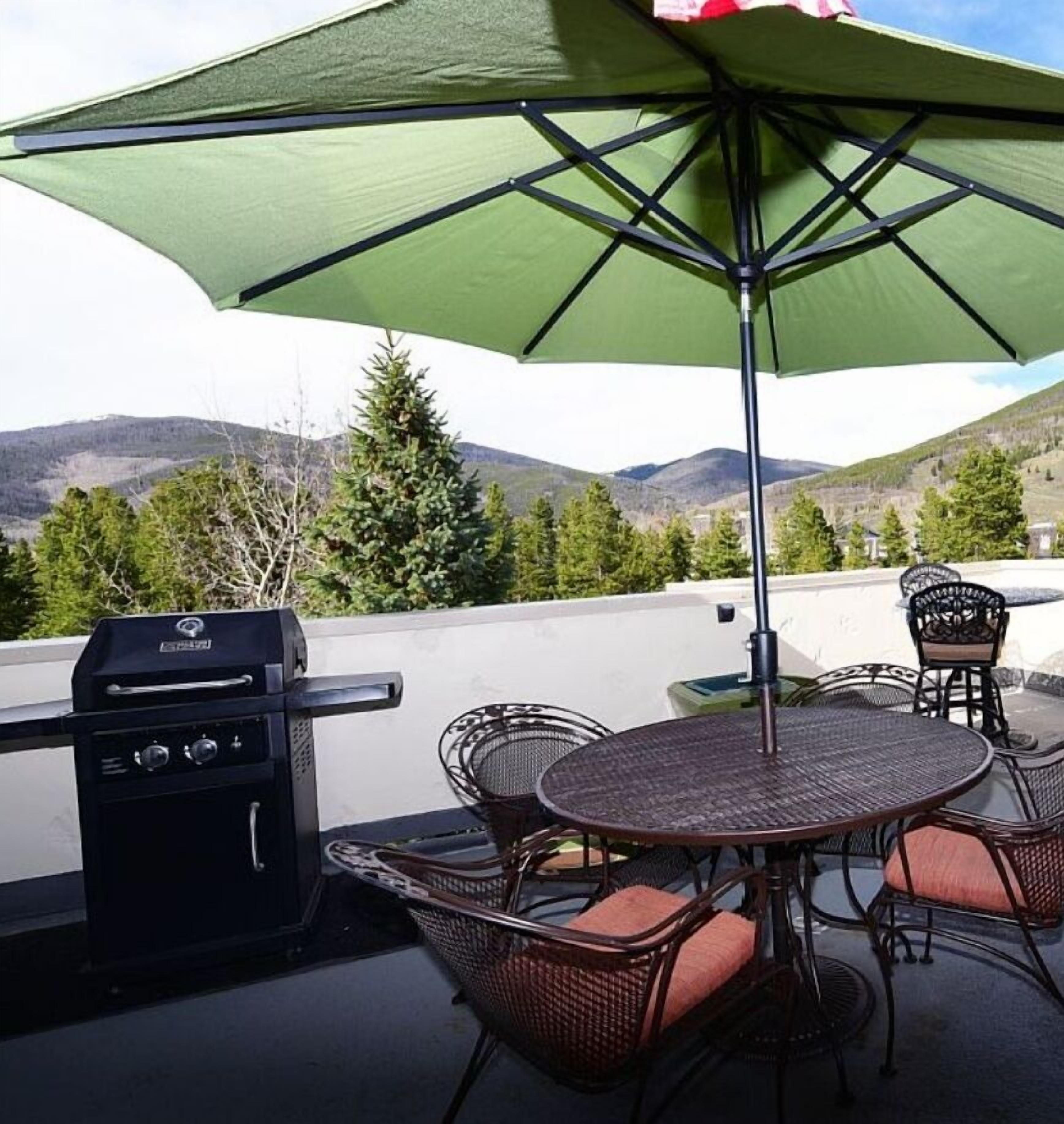 Summer Getaway: Escape to the Mountain Lake! Garage-Grill-Hot Tub-In Town!