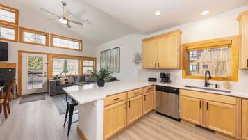 KĂŒhlschrank, Mikrowelle, Ofen, Herdplatte