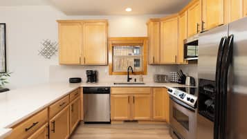 KĂŒhlschrank, Mikrowelle, Ofen, Herdplatte