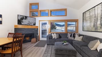 Smart-TV, Kamin, DVD-Player, BĂŒcher