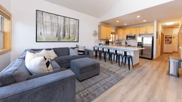 Smart TV, chimenea, reproductor de DVD, libros