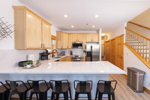 冰箱、微波炉、烤箱、炉灶