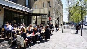 Outdoor dining - ARC DE TRIOMPHE APARTMENT (Paris)