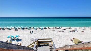 Plage à proximité, chaises longues, serviettes de plage