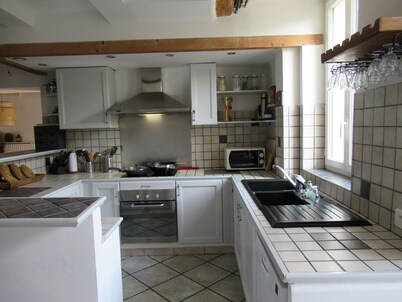 LA BELLE VIE in PROVENCE between Marseille and Carry-le-Rouet, 5Km from the sea