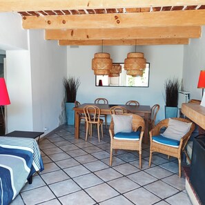 Dining - LA BELLE VIE in PROVENCE between  Marseille and Carry-le-Rouet, 5Km from the sea (Le Rove)