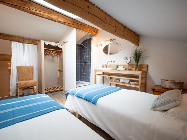 3 habitaciones, escritorio y tabla de planchar con plancha 