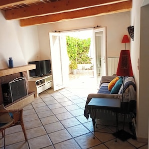Televisión, chimenea, libros y oficina 