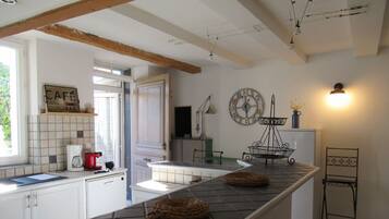 Réfrigérateur, micro-ondes, four, plaque de cuisson