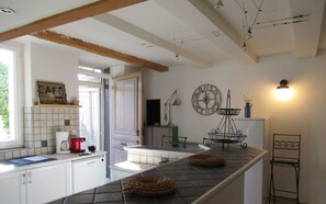 Fridge, microwave, oven, stovetop - LA BELLE VIE in PROVENCE between  Marseille and Carry-le-Rouet, 5Km from the sea (Le Rove)