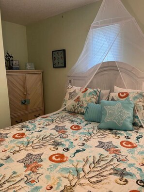 1 bedroom, iron/ironing board, internet, bed sheets - The Mermaid Landing River Retreat (Weeki Wachee)