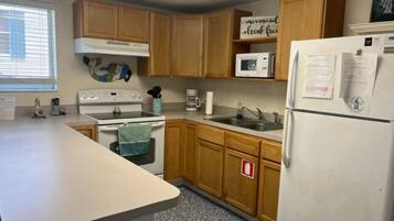 雪櫃、微波爐、焗爐、爐具