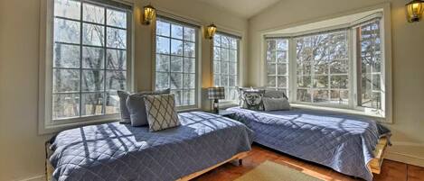 3 bedrooms, iron/ironing board, travel cot, free WiFi