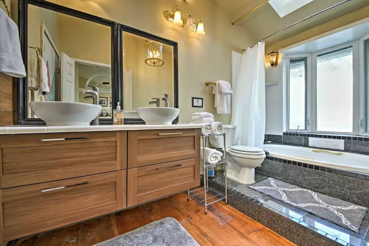 Combined shower/bathtub, towels, toilet paper