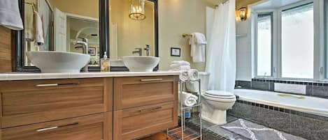 Ensemble douche/baignoire, serviettes fournies, papier toilette