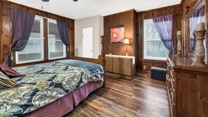 2 bedrooms, desk, iron/ironing board, travel cot - Hidden Gem❤️ 2 miles to Airport, 15 to Broadway (Nashville)