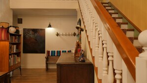 Una escalera con barandillas y piso de madera.