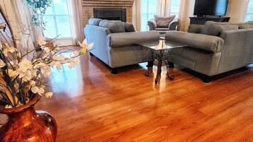 Smart-TV, DVD-Player, BĂŒcher, Videothek