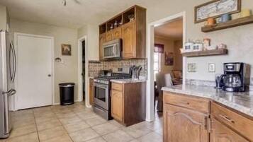 KĂŒhlschrank, Mikrowelle, Ofen, Herdplatte