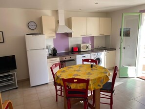 Refrigerador, microondas, horno, placa de cocina
