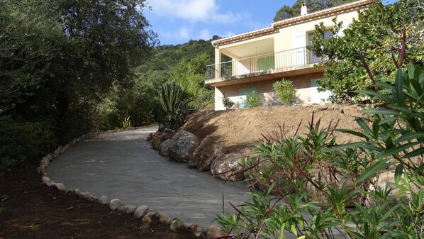 A paved pathway leading to a building with a balcony. - BEAUTIFUL, QUIET NATURAL SETTING BETWEEN SEA AND RIVER (Conca)