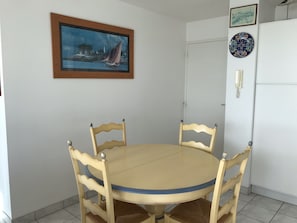 Dining - 3 *** FEET IN THE WATER, FACING THE SEA, access to the Beach,  F3 BRETAGNE SUD (Clohars-Carnoët)