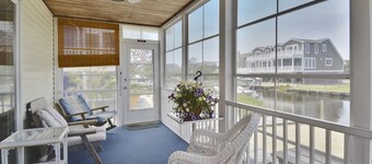 Sjarmerende Quiet Water Front Beach Cottage - nær alt! - soveplass til 12