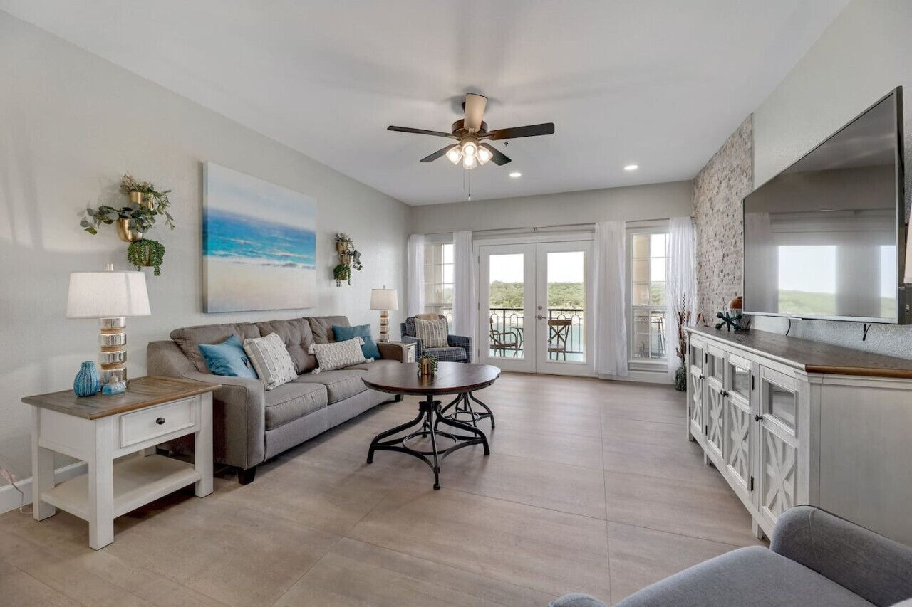 Smart TV, chimenea, libros y estéreo 