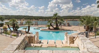 Lujosa escapada serena con vista de 180 grados del lago, ¡completamente remodelada! # 3221