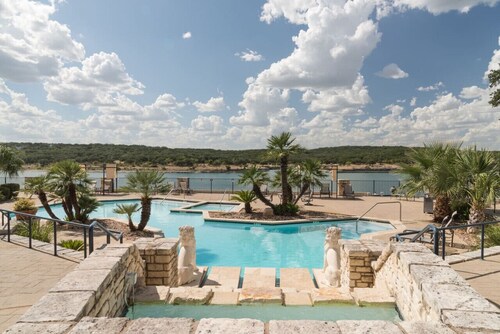 Relaxing & Luxurious Condo with Amazing Lake Views