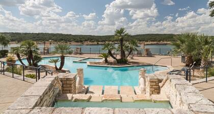 Ylellinen seesteinen pakopaikka 180 asteen näkymällä järvelle - täysin uusittu! # 3221