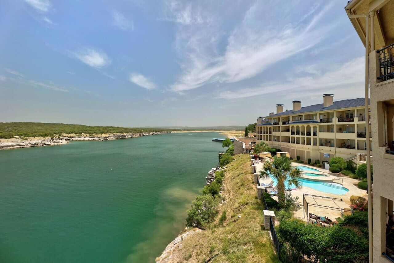 Ein Hotel mit Schwimmbad und Flussblick.