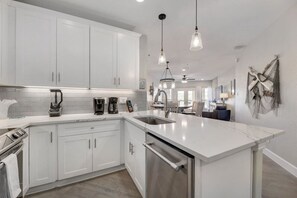 Réfrigérateur, four à micro-ondes, un four, surface de cuisson