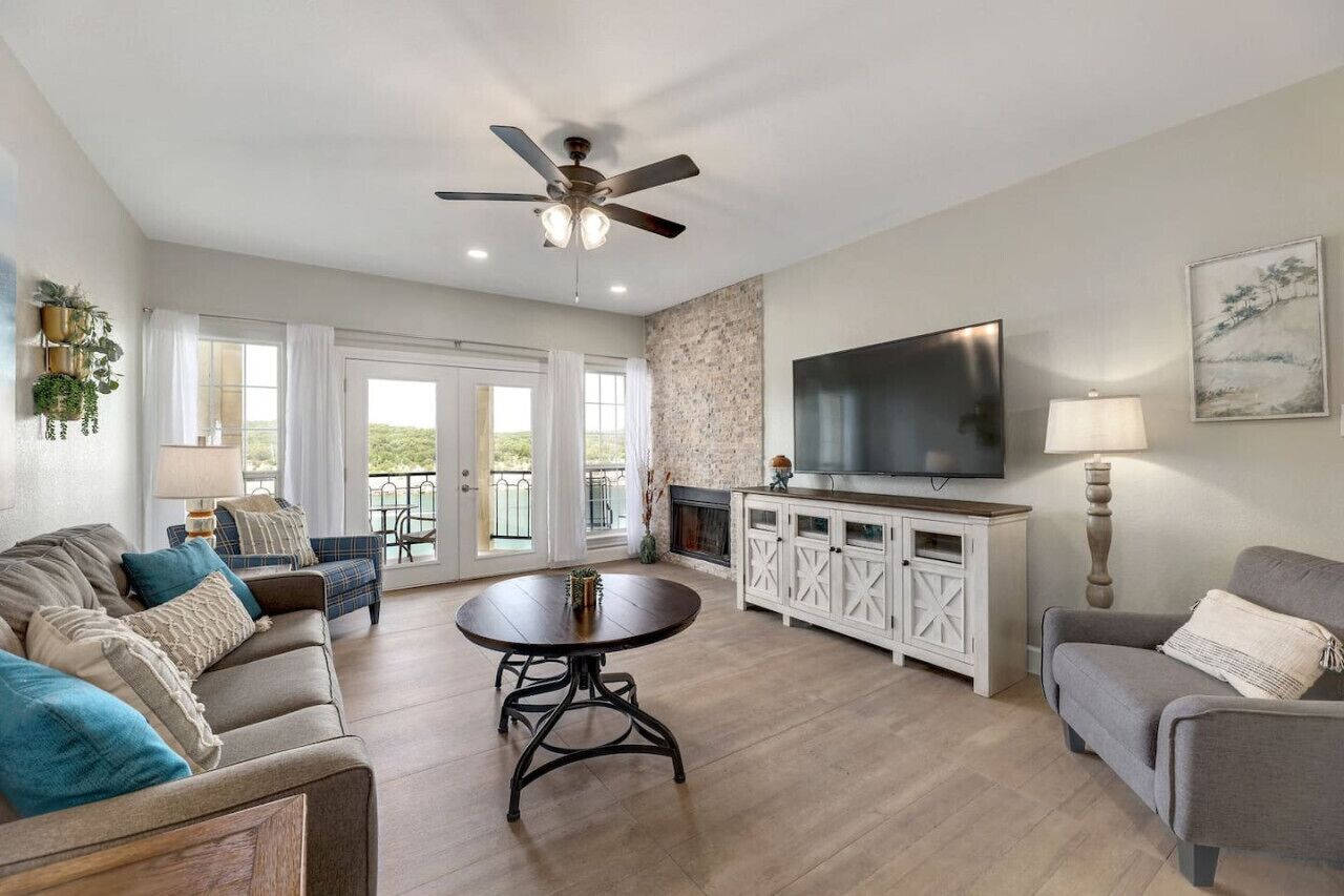 Smart TV, fireplace, books, stereo