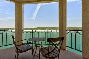 Property grounds - Relaxing & Luxurious Condo with Amazing Lake Views (Lago Vista)