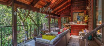 Creekside Paradise. Luxury & comfort on private forest/ parklike grounds 