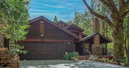 Creekside Paradise. Luxury & comfort on private forest/ parklike grounds