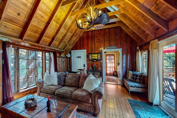 TV, fireplace, DVD player, books - Cozy Shabby Chic, Romantic, close to lake and FIDO friendly cabin. (Lake Arrowhead)