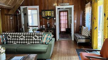 Tv, eldstad, dvd-spelare och böcker