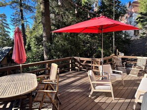 Outdoor dining - Cozy Shabby Chic, Romantic, close to lake and FIDO friendly cabin. (Lake Arrowhead)