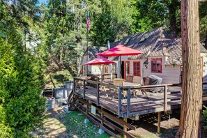 Outdoor dining - Cozy Shabby Chic, Romantic, close to lake and FIDO friendly cabin. (Lake Arrowhead)